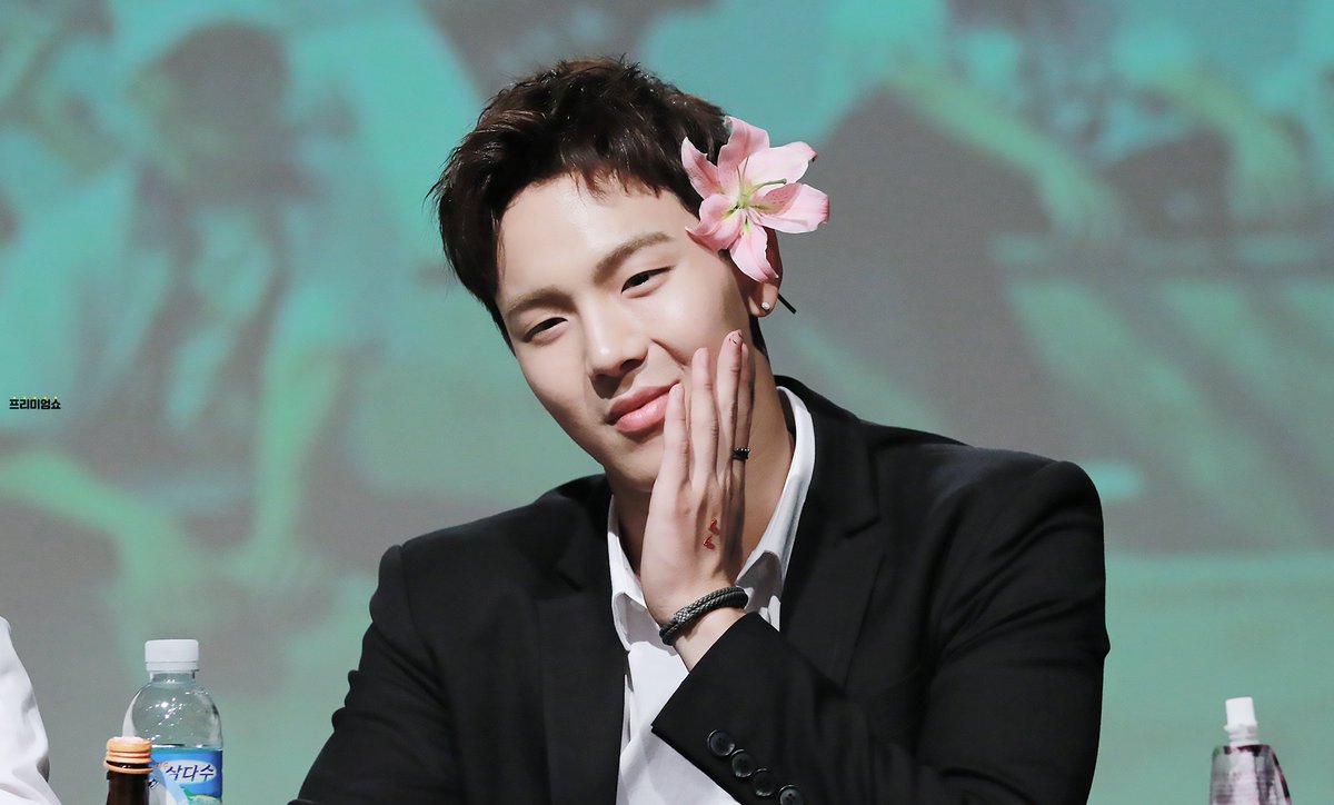 premiumshownu's tweet photo. 151024 구로 팬사인회 #셔누
무표정이랑 눈웃음 밖에 없다던 셔누!
아니아니?!!? 네 눈빛엔 자상함, 따스함, 섹시함.... 모든게 다 있지! https://t.co/7t87LsNFn0