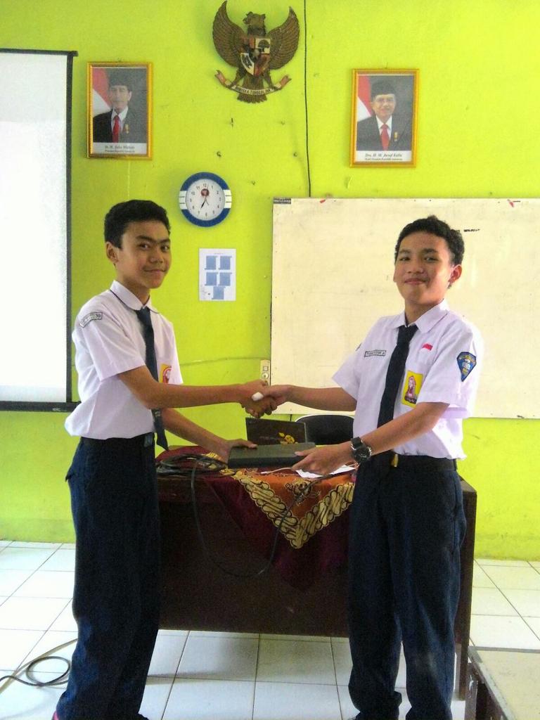 GenZon3_'s tweet photo. Serah terima jabatan oleh @FarrasRizqyF1 (sebelah kanan) ke leader kita selanjutnya, Devin (sebelah kiri). https://t.co/4c1OnUOsks