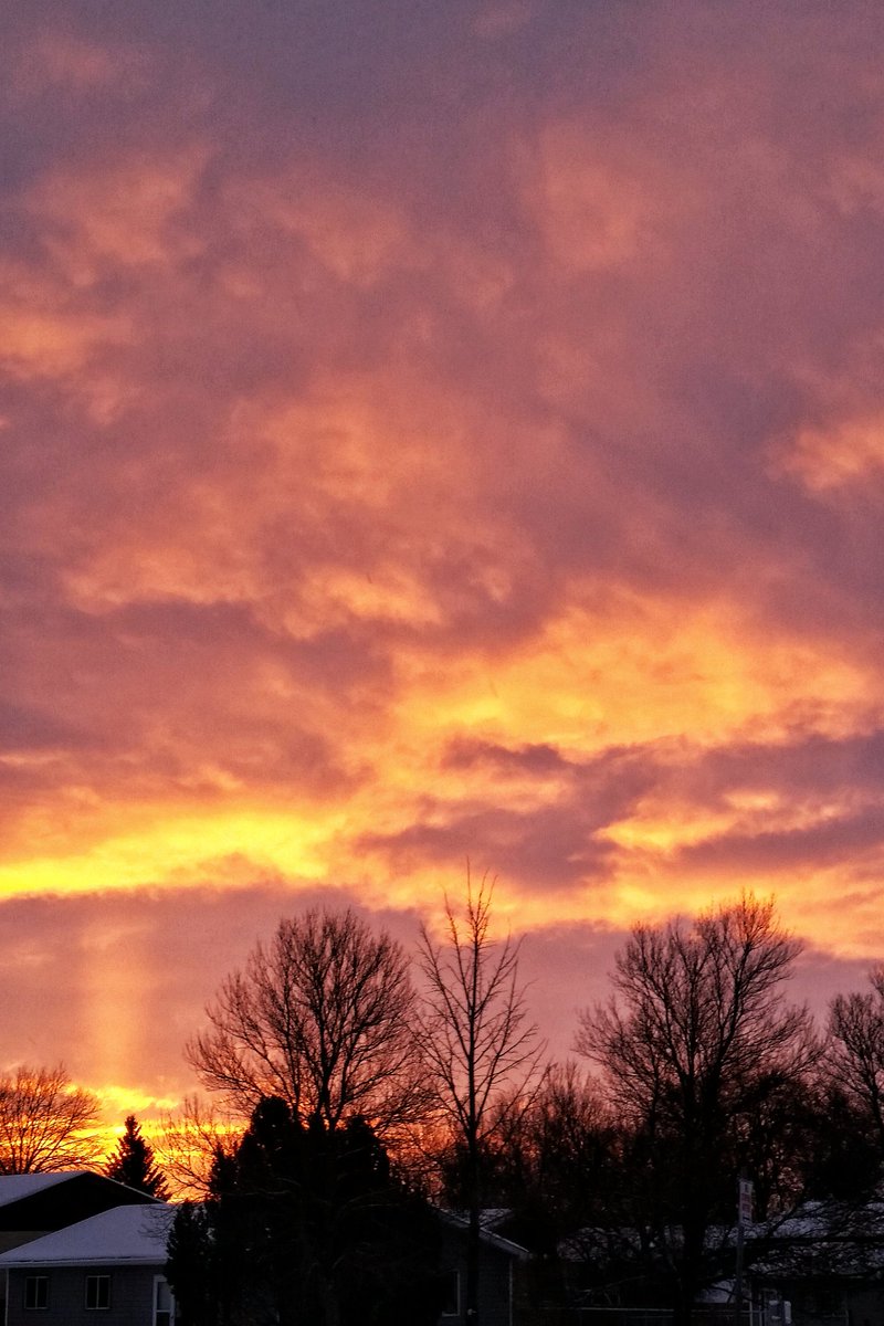 Stormy_Angel71's tweet image. School Yard Sunrise #cloudnerd