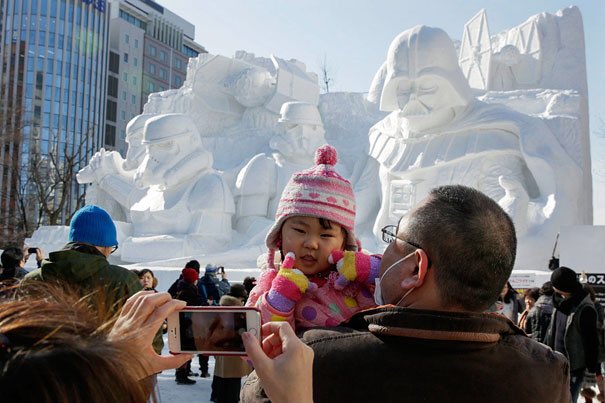 looper's tweet photo. The Japanese army used 3,500 tons of snow to make this Star Wars sculpture for a snow festival https://t.co/Zmr8wlTZ71