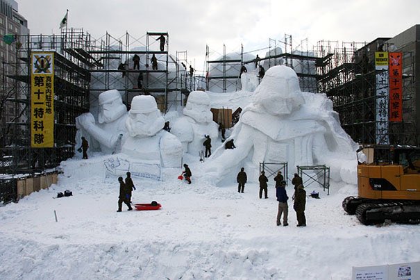 looper's tweet photo. The Japanese army used 3,500 tons of snow to make this Star Wars sculpture for a snow festival https://t.co/Zmr8wlTZ71