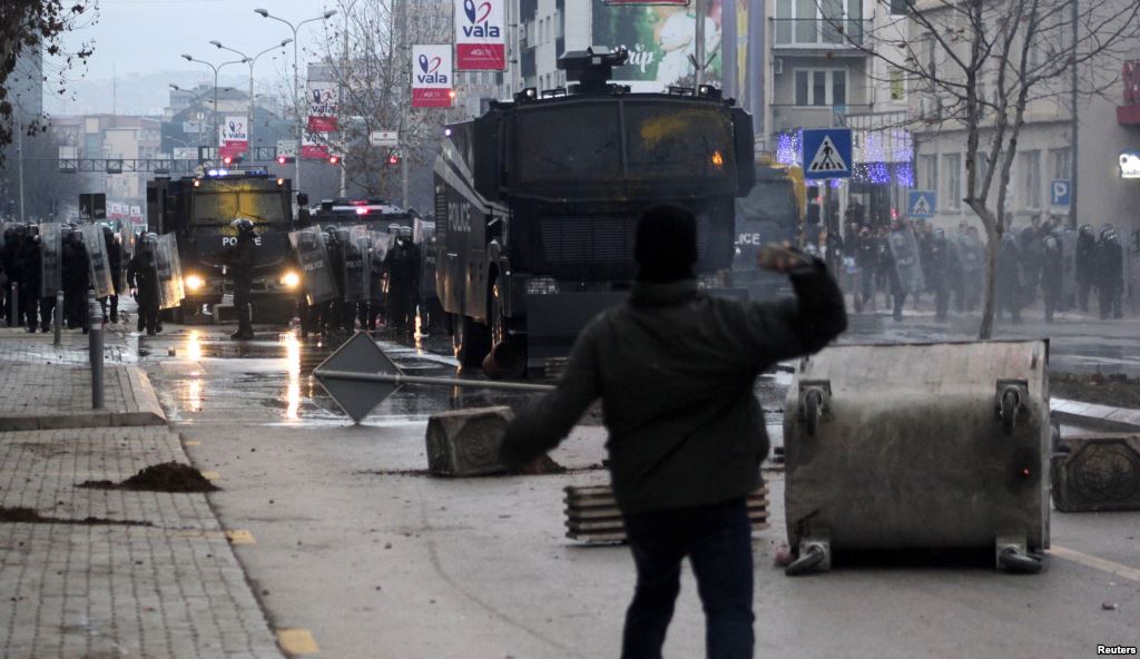 voaindonesia's tweet photo. Protes Anti-pemerintah Berubah Jadi Kekerasan di Kosovo https://t.co/tDB11JceBK https://t.co/qAiMeZcN0y