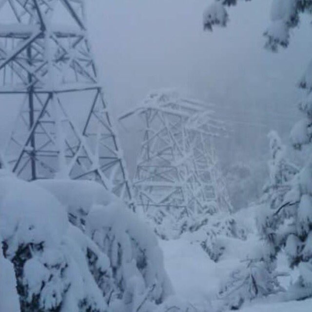 LinemanDaily's tweet photo. Shaver Lake Snow Storm 2010. #lu47 #sce #sjvtrans # 220kv Thanks @therealwalanger https://t.co/192660lKtx https://t.co/3X8YFRvVB1
