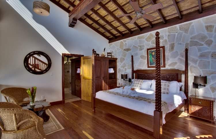 TreeHousesBz's tweet photo. It's good to be king. What 3 words would you use to describe the feeling when you fall into our king sized bed? https://t.co/pBJo7s9bwW