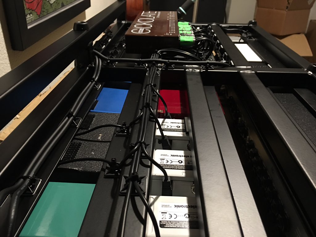 kitzycustom's tweet photo. There's something about a super clean cabling job that makes me very happy. https://t.co/tAlX0K51Rf
