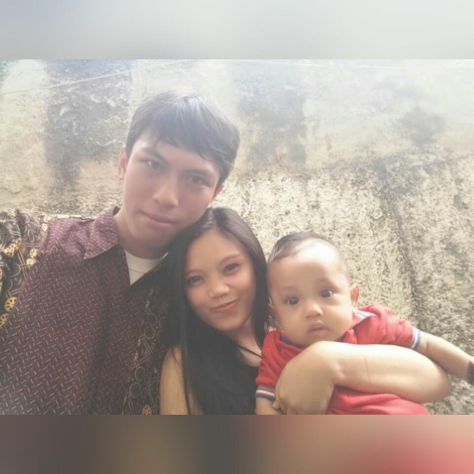 uphySR's tweet photo. Hallo twitter, how are you ?? 😁 w/ @mochresa #janganlupabahagia https://t.co/WlgZiIMw8P