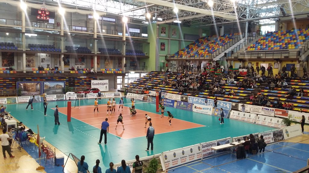 hacemosGuada's tweet photo. En estos momentos se disputa la final de #CopaPrincesaVoleibol entre el @cvtorrelavega y @Cvcuestapiedra #COPASF2 https://t.co/hOvCmgWZZu