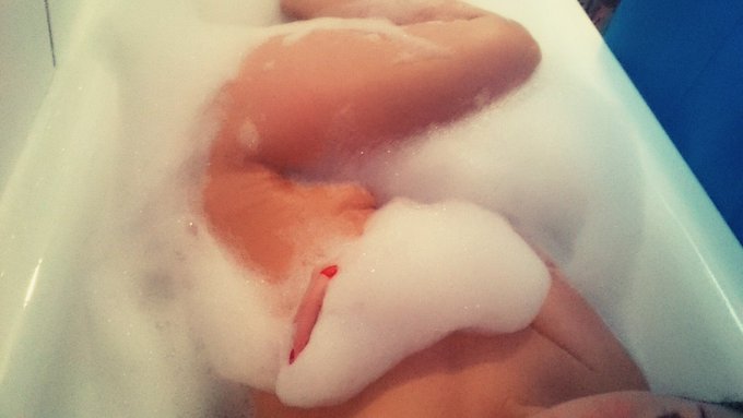 Einen sch&ouml;nen Sonntag w&uuml;nsche ich euch <3 Ich genie&szlig;e mein heisses Bad ;) https://t.co/h1NSEGTNd9 #camgirl