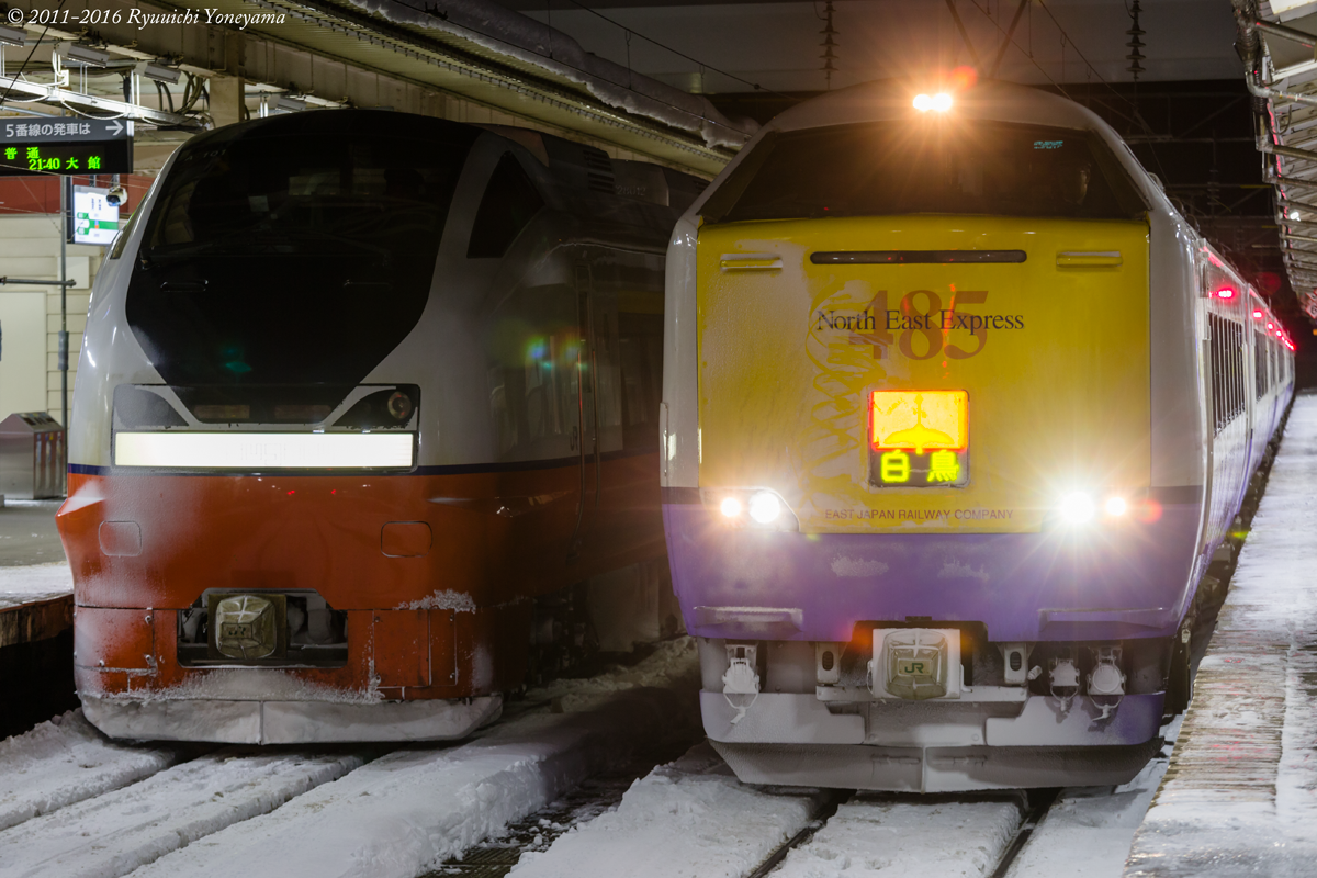 S23FS's tweet photo. 夜の青森駅で顔を合わせるE751系つがると485系白鳥。この2車が今の列車名どうしで顔を合わせる日数も残り少なくなってきた。 https://t.co/xT9QPb8R9X