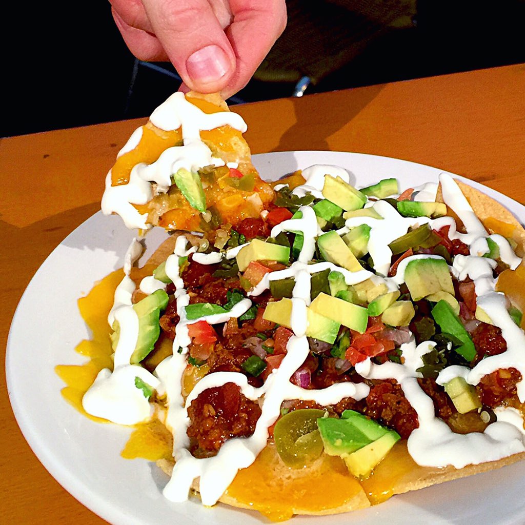 RoyaleBar's tweet photo. Nachos w Housemade #TortillaChips, #MontereyJackCheese, #jalapeños, pico de gallo, sour cream, #avocado &amp; #beefchili https://t.co/YoRvUaC2wd