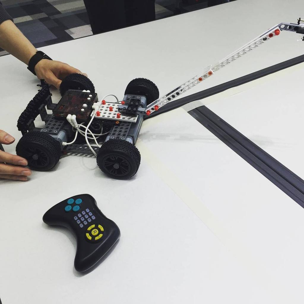 Otherbots's tweet image. #robot #robofight #excited 🕹🙊👏🏻 by pink_angela