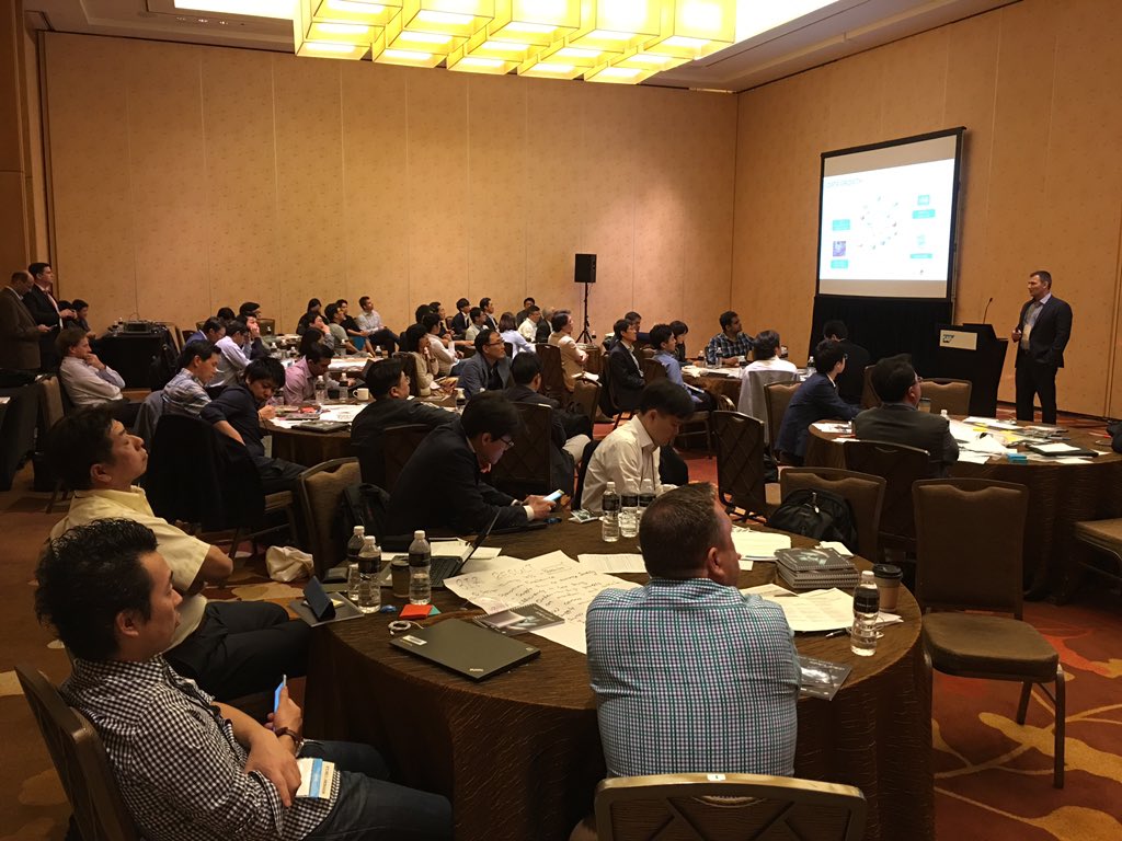 tildenwu's tweet image. Christoph sharing EMCs big data platform for SAP customers at SAP FKOM 2016. #emcsap #fkom2016