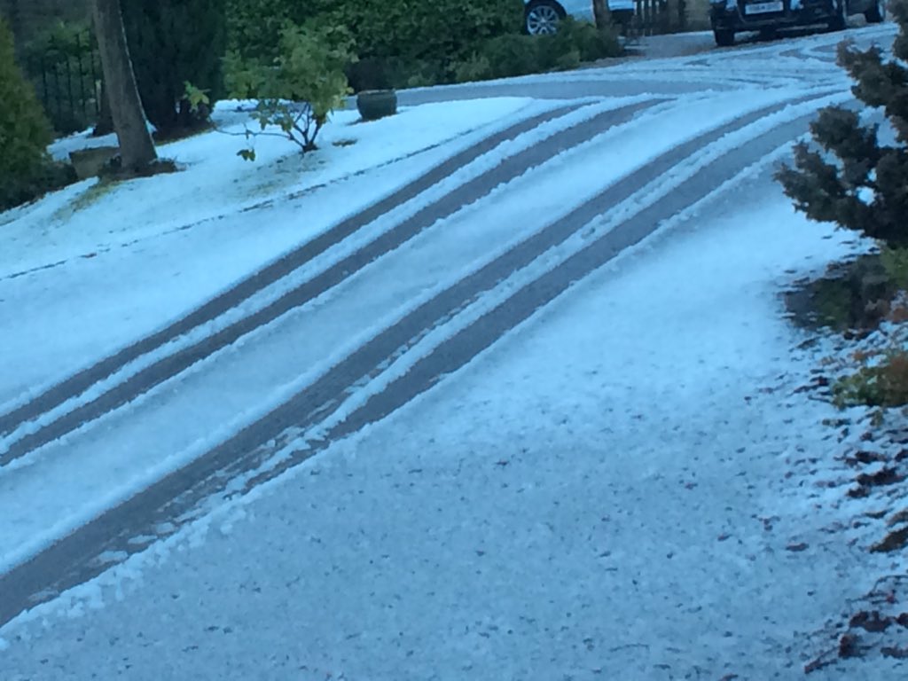 verawoodhead's tweet photo. Woke up to snow! Only here on the moors as can't see any of the white stuff in the valley #Ilkley https://t.co/36ooNOYSj7