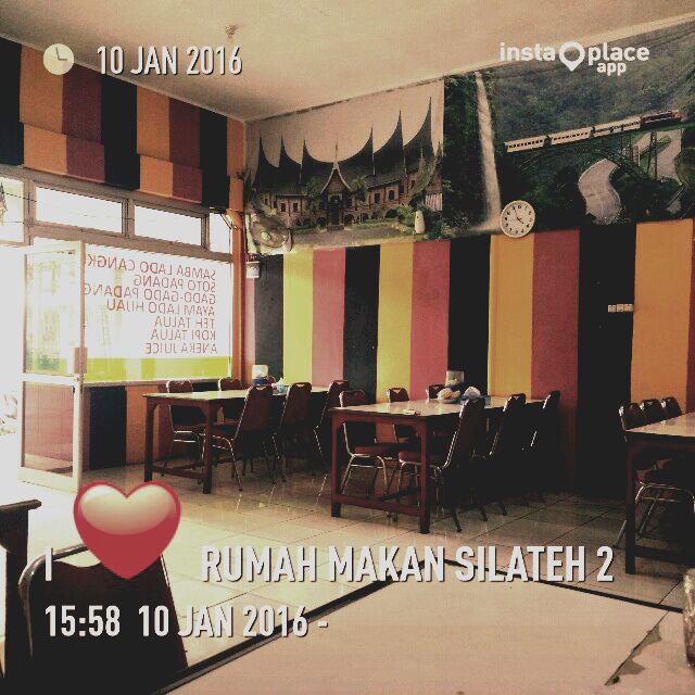 Nikmati sore hari yg cerah ini bersama keluarga anda;Ruang makan Kami cukup utk menerima sampai 40org sekaligus