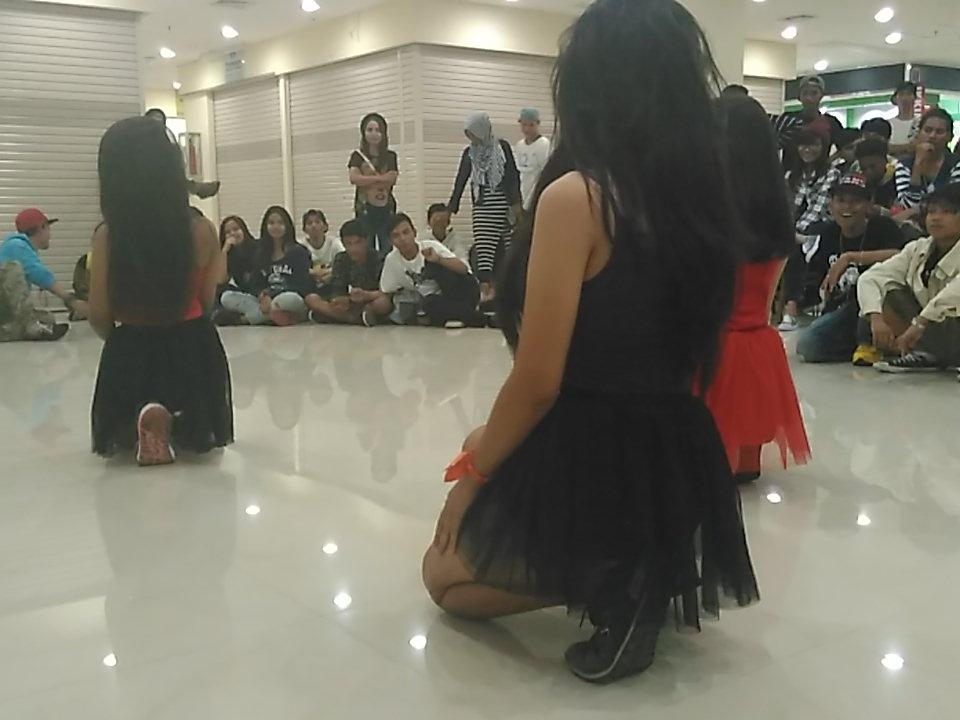 Bellefamme dance crew  bikin panas huhah . Di goyang bang....