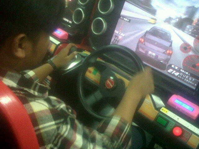 Nunggu anak ini main beginiaaan