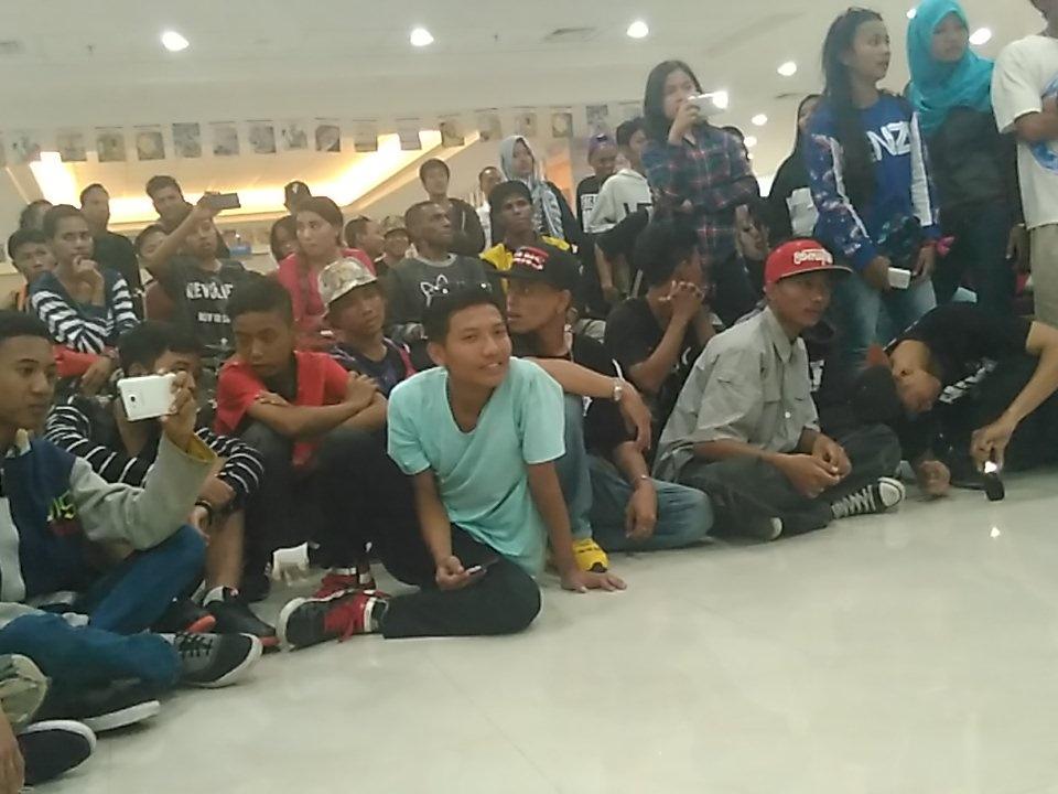 Sampe serius sekali melihat Dancernya hahaha mantap ;;) #bellafammedancecrew