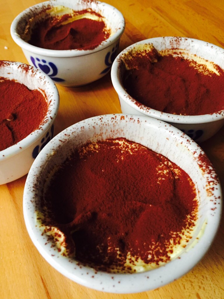 BenedettadAnghe's tweet photo. Feste concluse. Prima di fare la dieta, bisogna finire gli avanzi. #Tiramisù col #pandoro. #BuonaDomenica https://t.co/6XRP9lElvJ