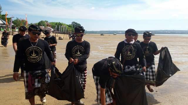 Menariknya, sbelum aksi tolak reklamasi dimulai, Baladika Bali melakukan kegiatan bersih pantai. Kombinasi yg asik.