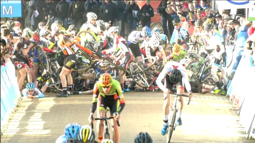 Valpartij bij de start van BK veldrijden voor beloften. Zo zie je dat er overal gevallen wordt. Via <a href="/sporza_koers/">Sporza 🚴</a>