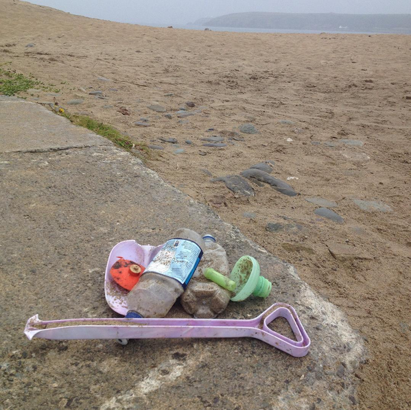 CleanCoasts's tweet photo. Going for a beach walk? Give the #2minutebeachclean a try and be sure to tag your #marinelitter! https://t.co/YwhVJ1tHON