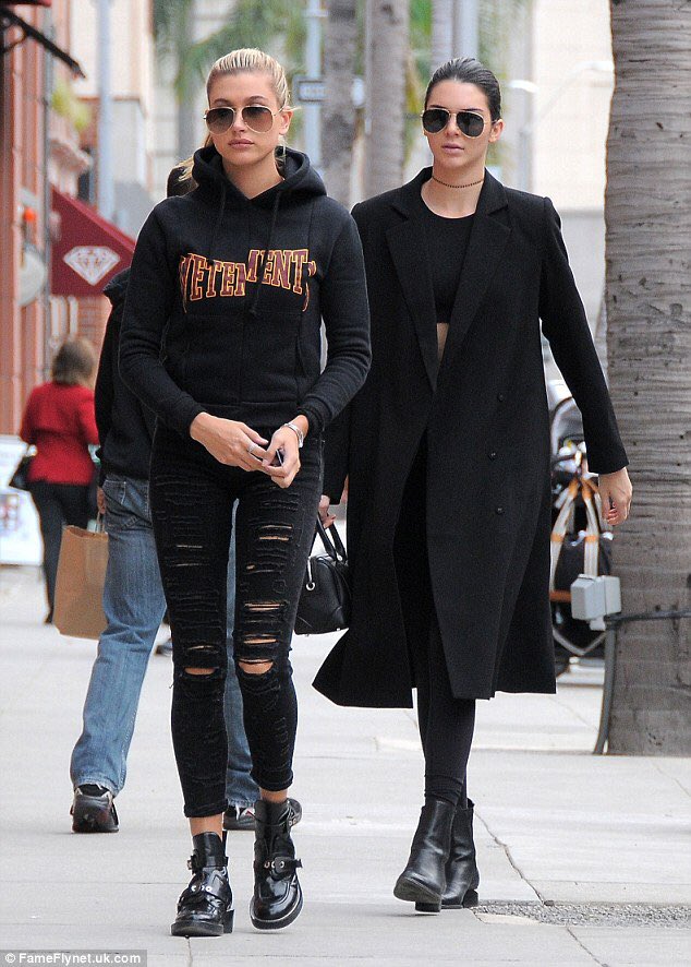 _adorekendall's tweet photo. @KendallJenner &amp; @haileybaldwin out in LA recently. https://t.co/kO1AFWlC7A
