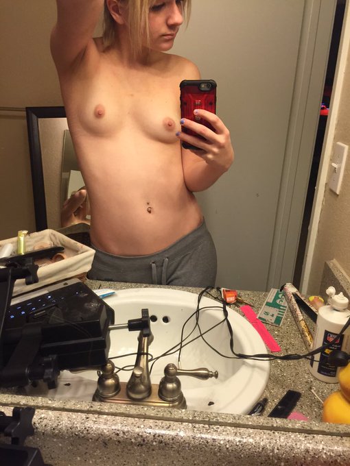 Add me on skype imdakotaskye doing skype shows tonight with this hot babe for a show https://t.co/54