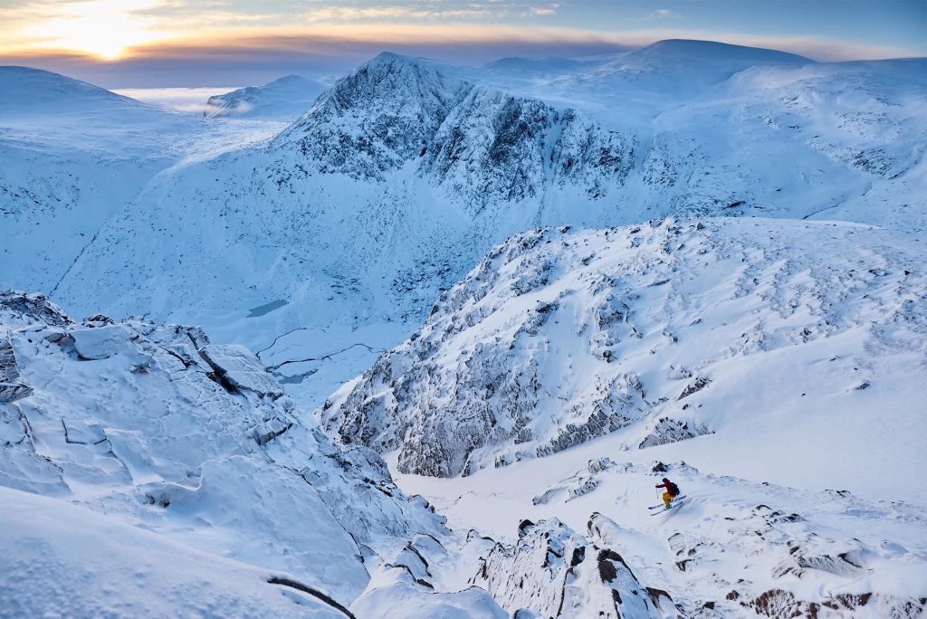 Hamish Frost and <a href="/thephmack/">Peter H MacKenzie</a> were up at the crack of dawn y'day for a #Cairngorms skiing extravaganza. Outstanding.