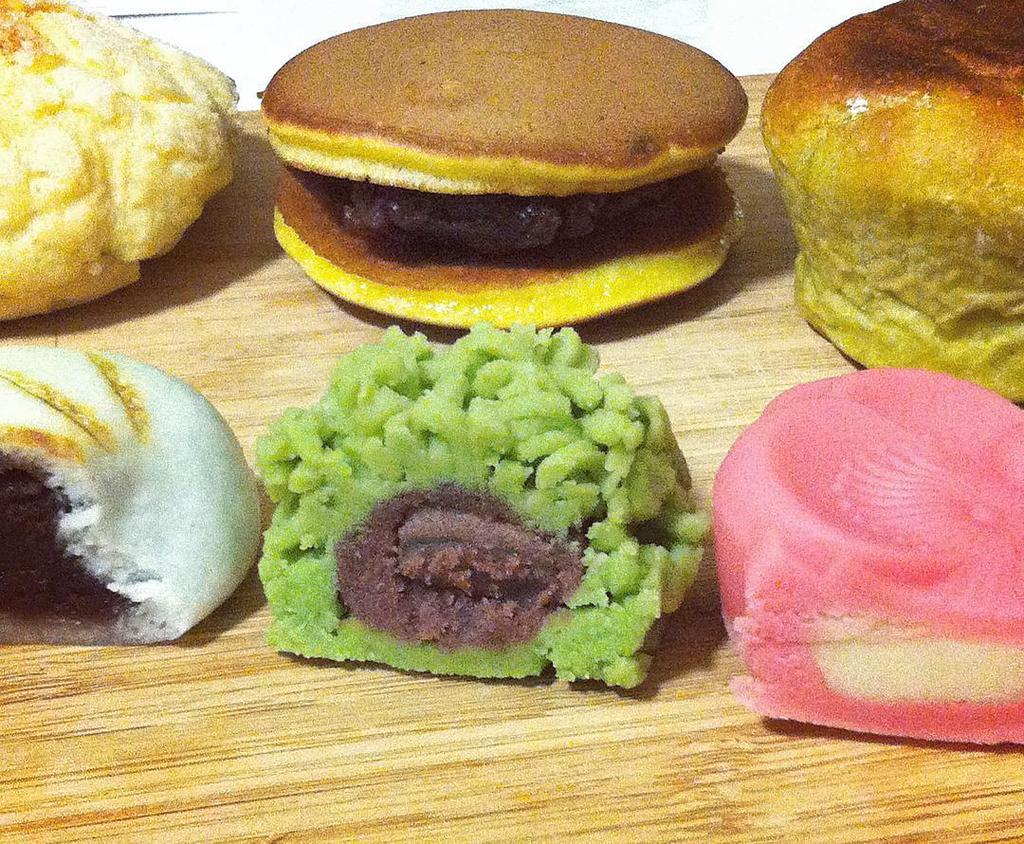 LosMochisNews's tweet image. Inside mochis #wagashi #japanesesweets #redbeanpaste #mochis #paris by raggedclown
