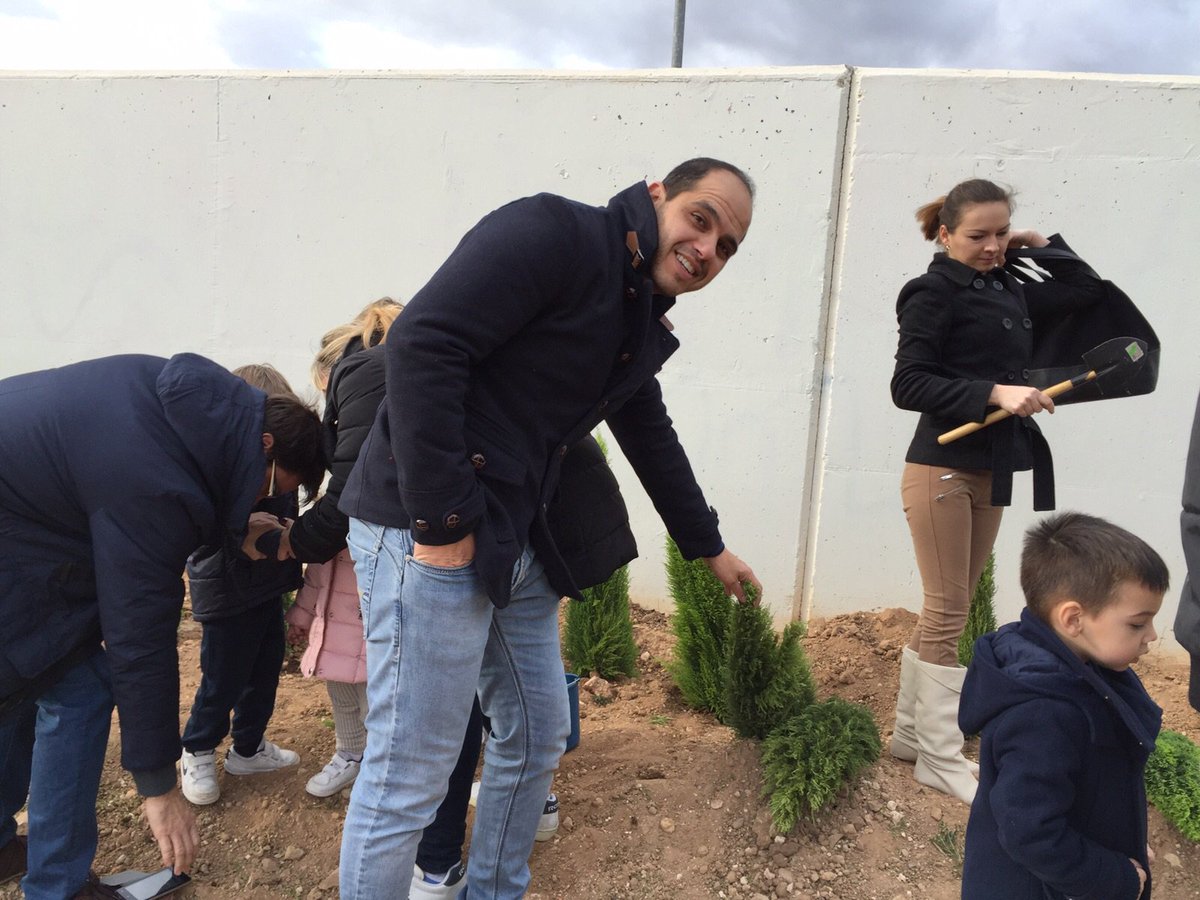 Hoy hemos estado en el acto de <a href="/MULTIPATERNA/">MULTIPATERNA</a> plantando árboles en el parque central.
