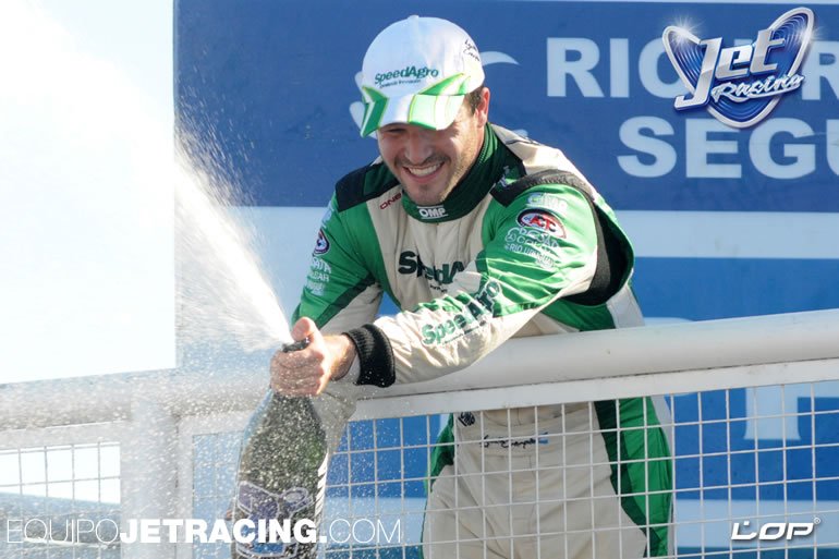 EquipoJetRacing's tweet photo. Podio con Agustín en Viedma. Recuerdo en fotos #TC #2015 #8Meses https://t.co/qn2xgSKZrL