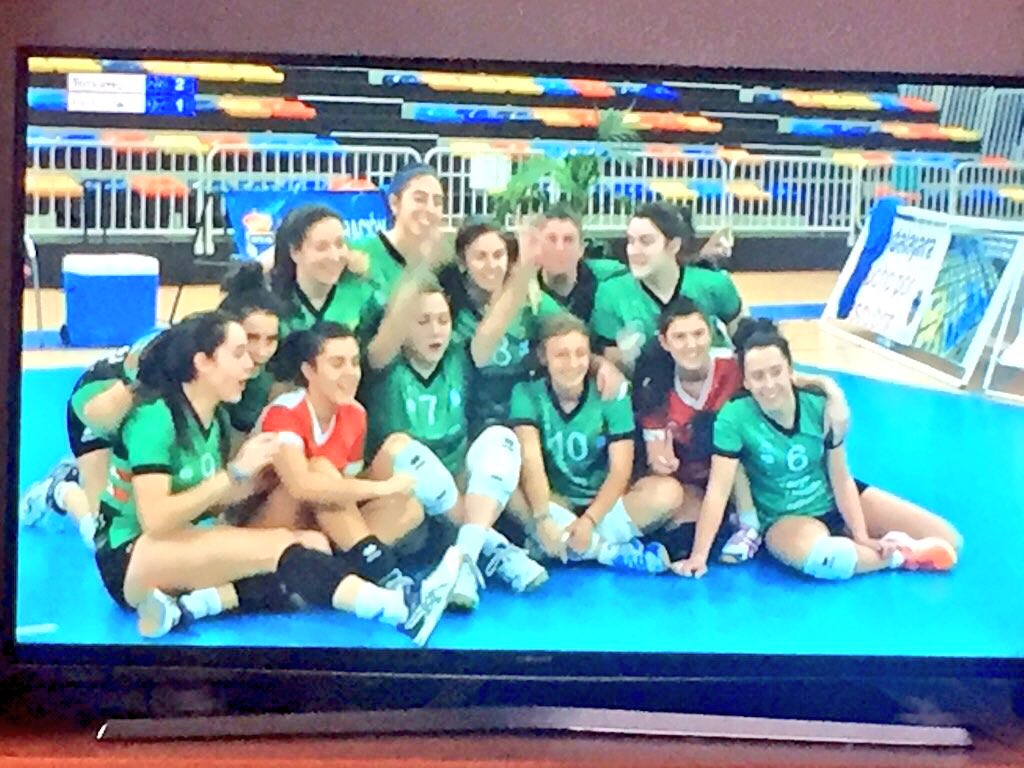 PabloRomeroFEB's tweet photo. ¡El @cvtorrelavega campeón de la #CopaSF2! Otro éxito del deporte de #Torrelavega #EnhorabuenaCampeonas (3-1) 🏐😊🏆🎉 https://t.co/ZqynHVWRX4