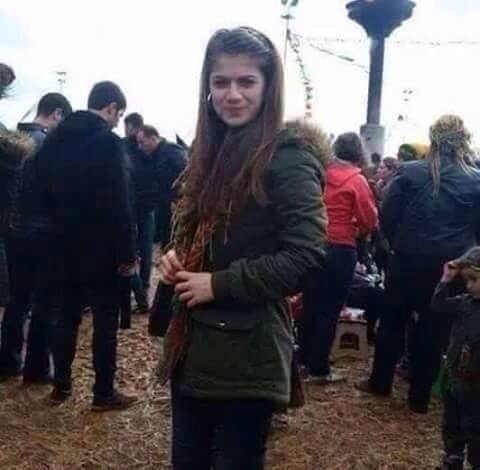 Bu kız kim mi? İsmi kimliği falan önemli değil..Beyaz show da Çocuklar ölmesin diyerek gözaltına alınan #AyşeÖzçelik