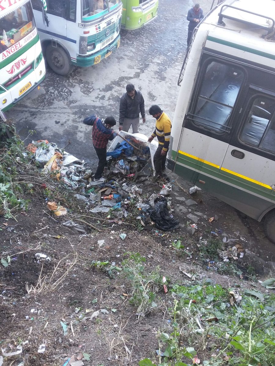 SwachhShimla's tweet photo. #MyCleanIndia @SwachhBharatGov Cleanliness Drive at Lakkar Bazar Bus Stand.... https://t.co/iQJdTLwNlM