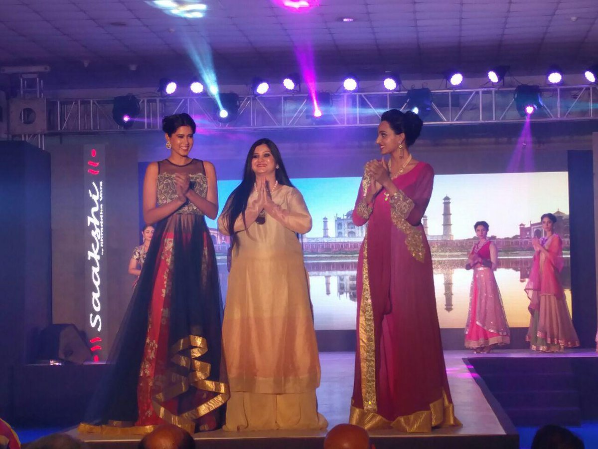 AIPTIA's tweet photo. #Day4
Last #FashionShow with the committee members of #AIPTIA #CEIF2016

#Photofair #FashionShow https://t.co/sdlWZp5vst