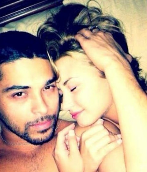 hmlovatic's tweet photo. Seu idolo pode ate namorar mas não vai ser tão verdadeiro quanto dilmer #6YearsOfDilmer https://t.co/izHHt4SsPM