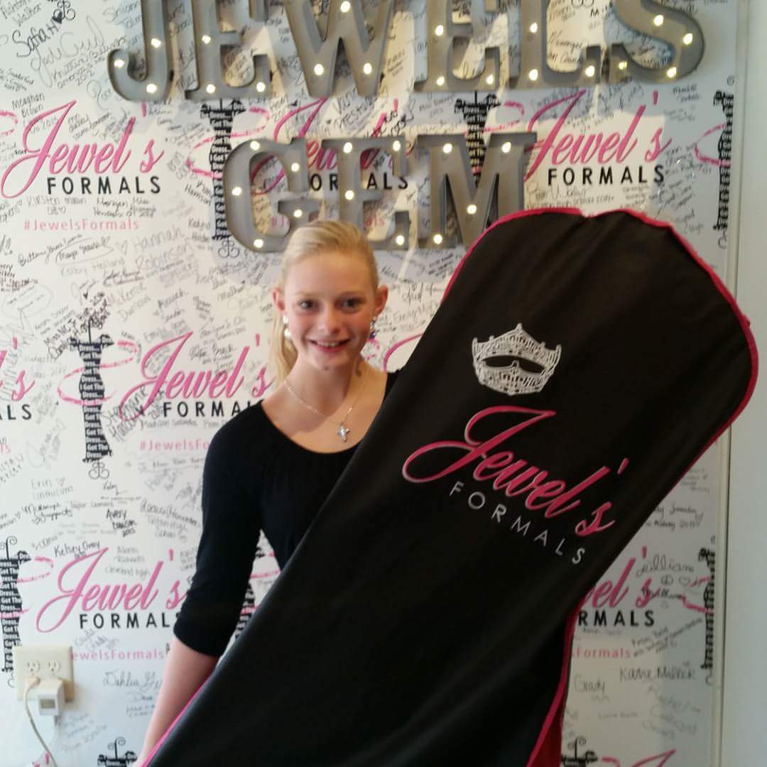 JewelsFormals's tweet photo. Will #wow the judges at the #Pageant with an amazing @jovanifashions design from #JewelsFormals! #CrownReady https://t.co/lzBzkKuqU9
