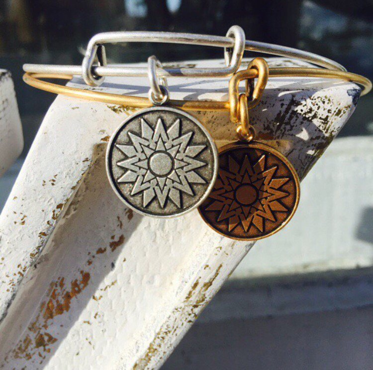 Douglas_Carlow's tweet photo. So how are you wearing your #ALEXANDANI bangles what's your combination #NewBeginnings #Bangles #Silver #Gold https://t.co/wb0ag0M1ep