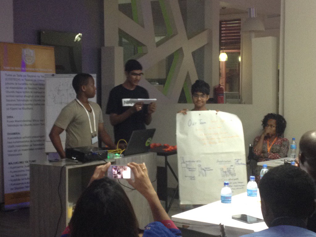 TheKINU's tweet photo. Smart Lyte demo their censor system #ScienceHackDayDar @sciencehackday https://t.co/LEqvExqKQl