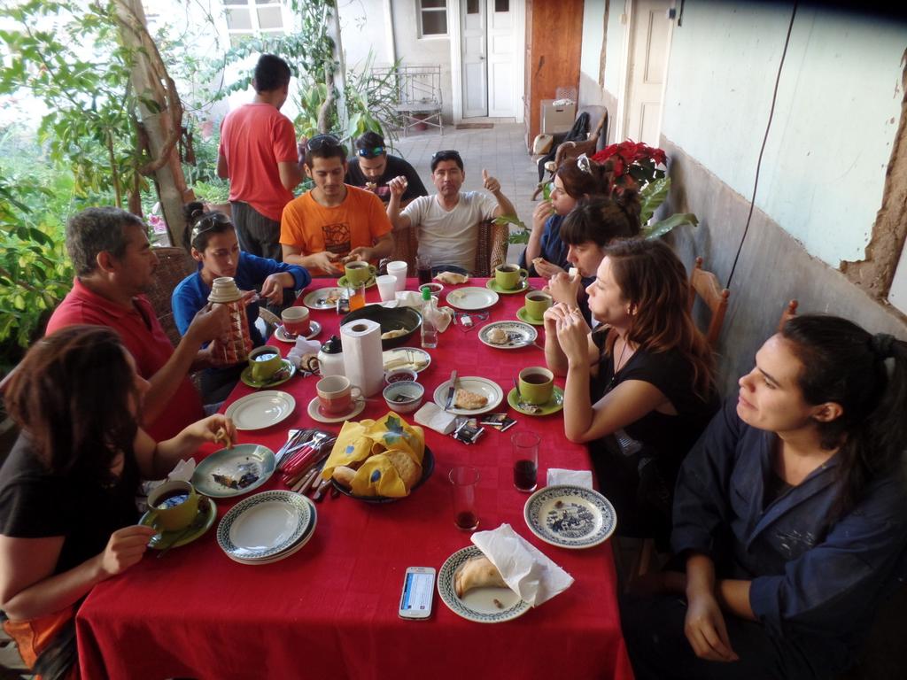 escuelatallerfv's tweet photo. La comunidad de #Canela solidaria c/voluntarios de @escuelatallerfv y activa con la #Reconstrucción #FiestadelAdobe https://t.co/0QAs27CR5e