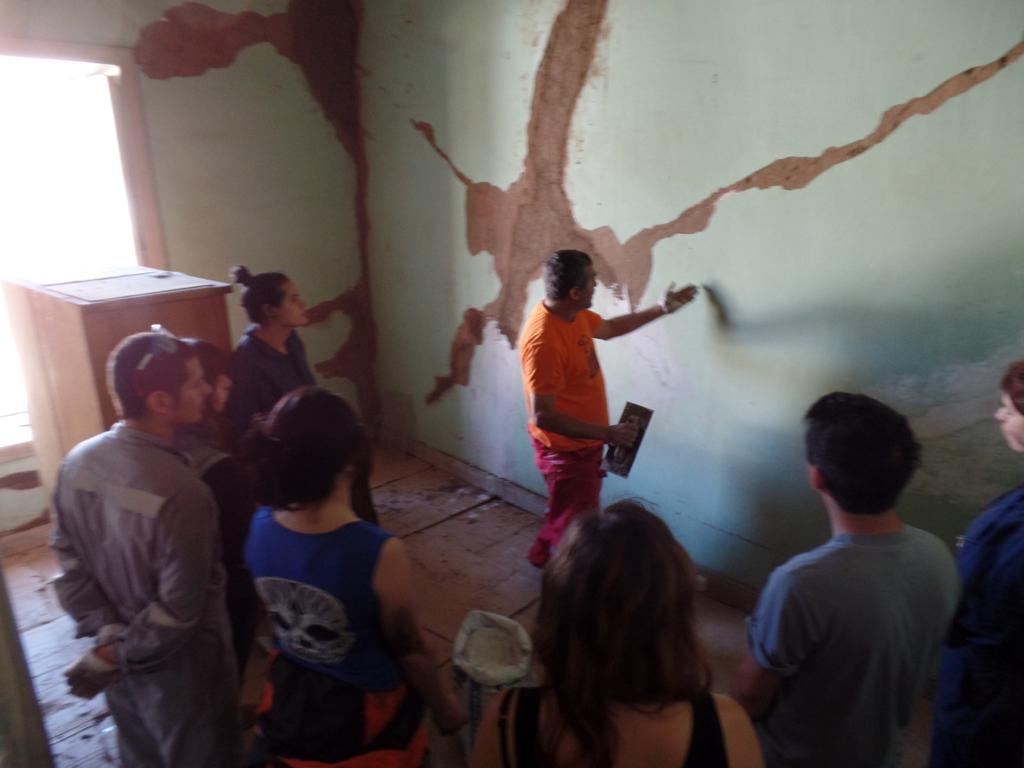 escuelatallerfv's tweet photo. La comunidad de #Canela solidaria c/voluntarios de @escuelatallerfv y activa con la #Reconstrucción #FiestadelAdobe https://t.co/0QAs27CR5e