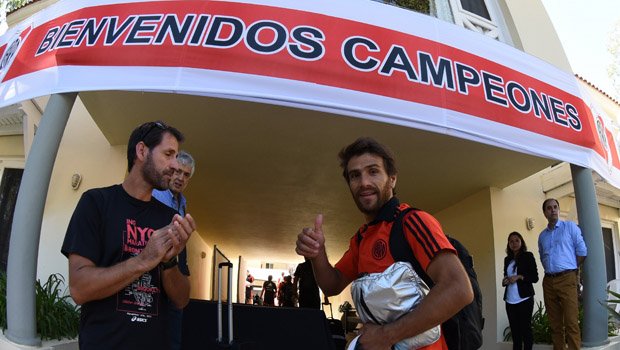 Imágenes de la llegada de #River a Punta del Este: bit.ly/1JDketr