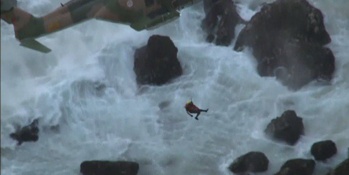 Couple taking selfie on cliff edge slip, fall to death in front of kids.  goo.gl/VOHfYY