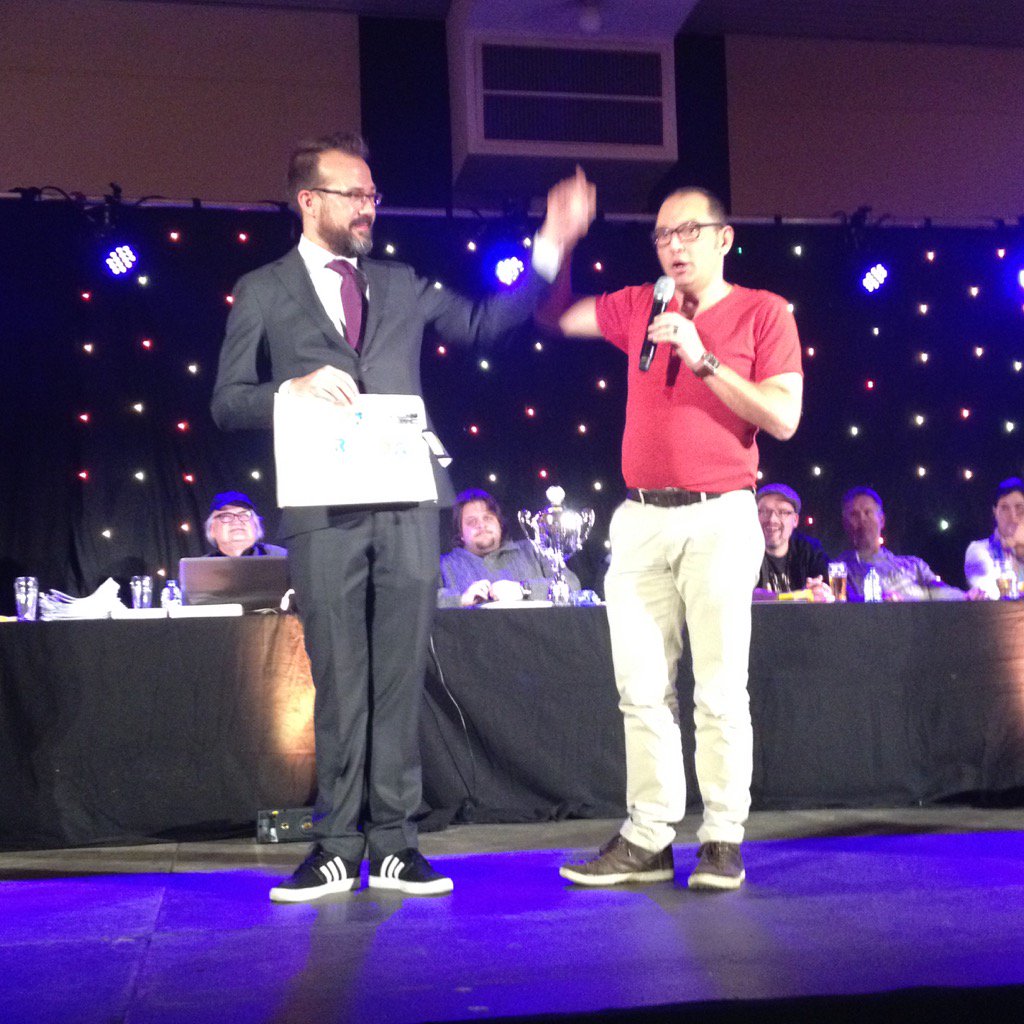 Bedankje aan <a href="/vanhooft/">Maarten van Hooft</a> door W2 voorzitter <a href="/barteigeman/">Bart Eigeman</a>! #popquiz #dertigjaarpopquiz #w2