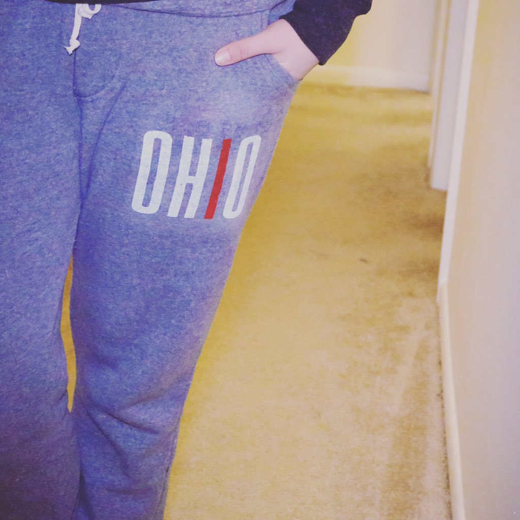 binkdavies's tweet photo. Today is a sweatpants and hot cocoa kind of day ❄️❄️❄️ #cuddleweather #snow #ohiolove https://t.co/M1HA8x6akf