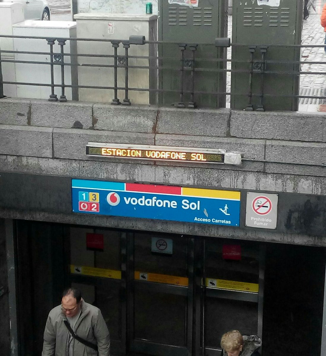 WhiteNOld's tweet image. Spanien ist so arm, die verkaufen schon die Namen ihrer U-Bahnhöfe an Sponsoren. Hier #vodafone #puertadesol #madrid