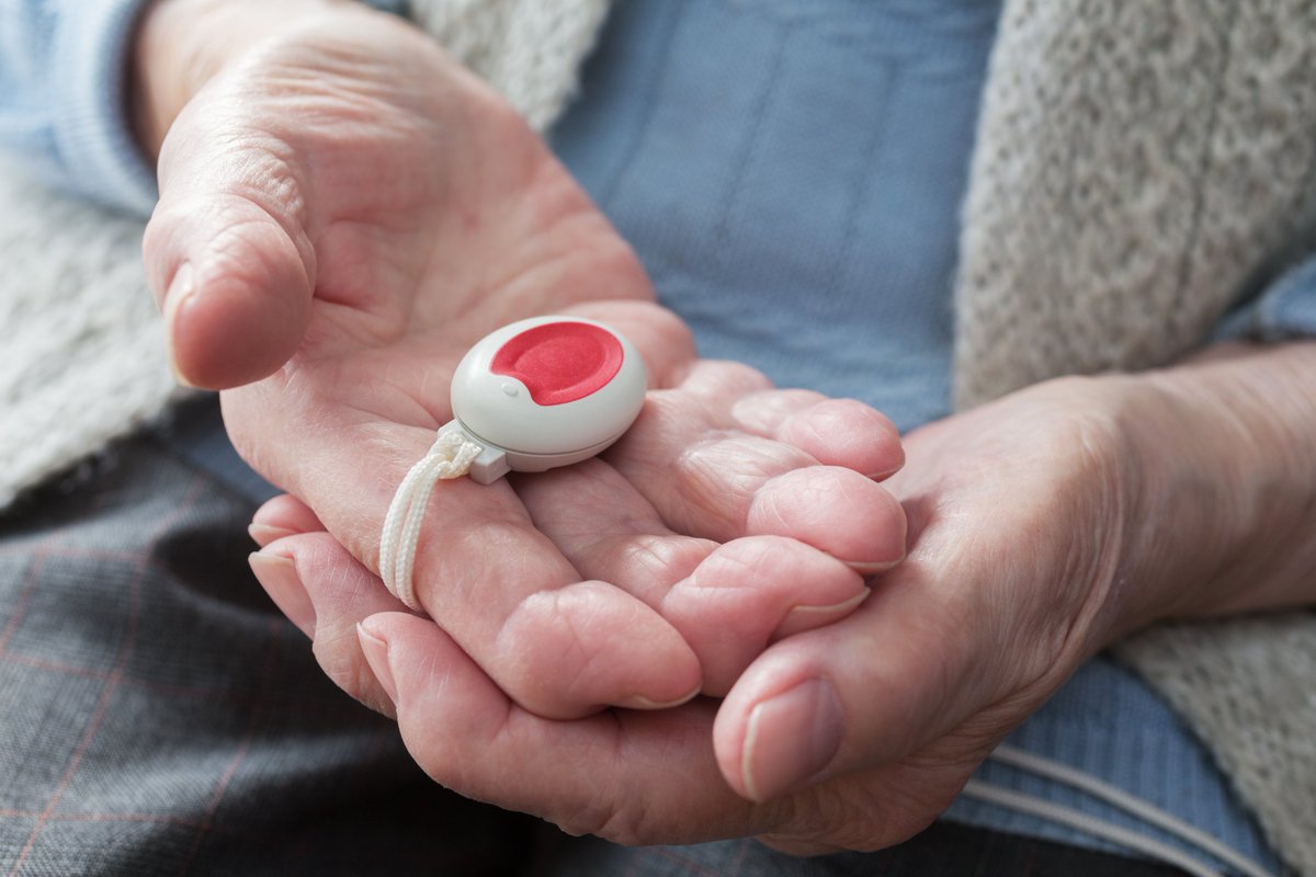 SeniorWise_eu's tweet photo. Recommendations for better mobile emergency response systems: https://t.co/yCWExDVvN9 #aging #demographics #UX https://t.co/SNgj03vCSW