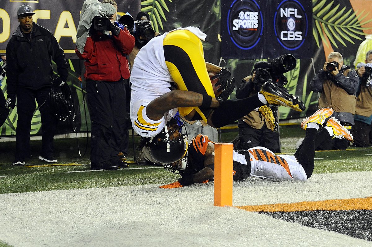 CBSSports's tweet photo. Reminder:
This catch happened... and it was only the 3,785th craziest thing to take place last night. https://t.co/g4oNn6BAsX