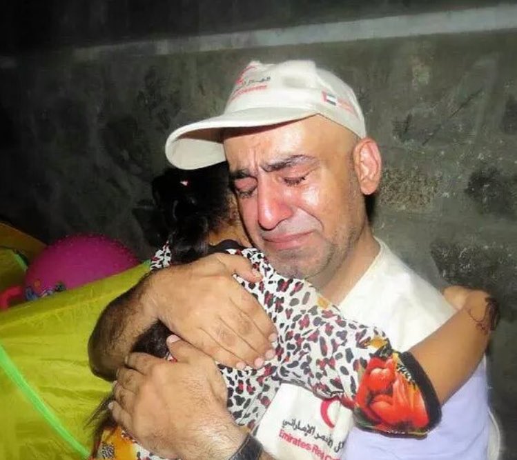 " صالح البحار - اعلامي اماراتي "
يعانق طفلة يمنية باكياً بعدما قالت له 
”أنت تشبه ابي الشهيد“