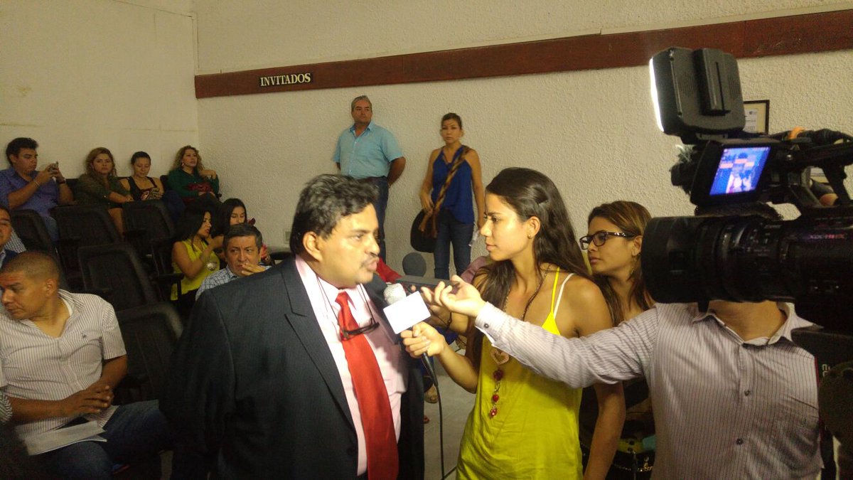 TwiterosCali's tweet photo. Héctor Hugo Montoya, nuevo Personero de Cali. @personeriacali @falavi2005 @camilochara @Concejodecali https://t.co/2P4PVkCNUs
